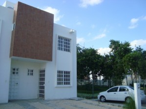 Sayra de la Torre Avisos dse propiedades en Mexico en Playa del Carmen |  Casa tres rec&aacute;maras, 3 ba&ntilde;os, Playa del Carmen, $5,900 pesos, Fraccionamiento nuevo, acceso a &aacute;reas verdes