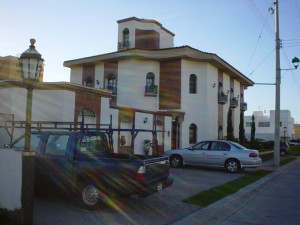  Avisos dse propiedades en Mexico en Zapopan |  SUPER CASA EXTRAORDINARIA ZAPOPAN Jardin Real, PERMUTO 1.500.000 pesos, resto recibo carros, casas...